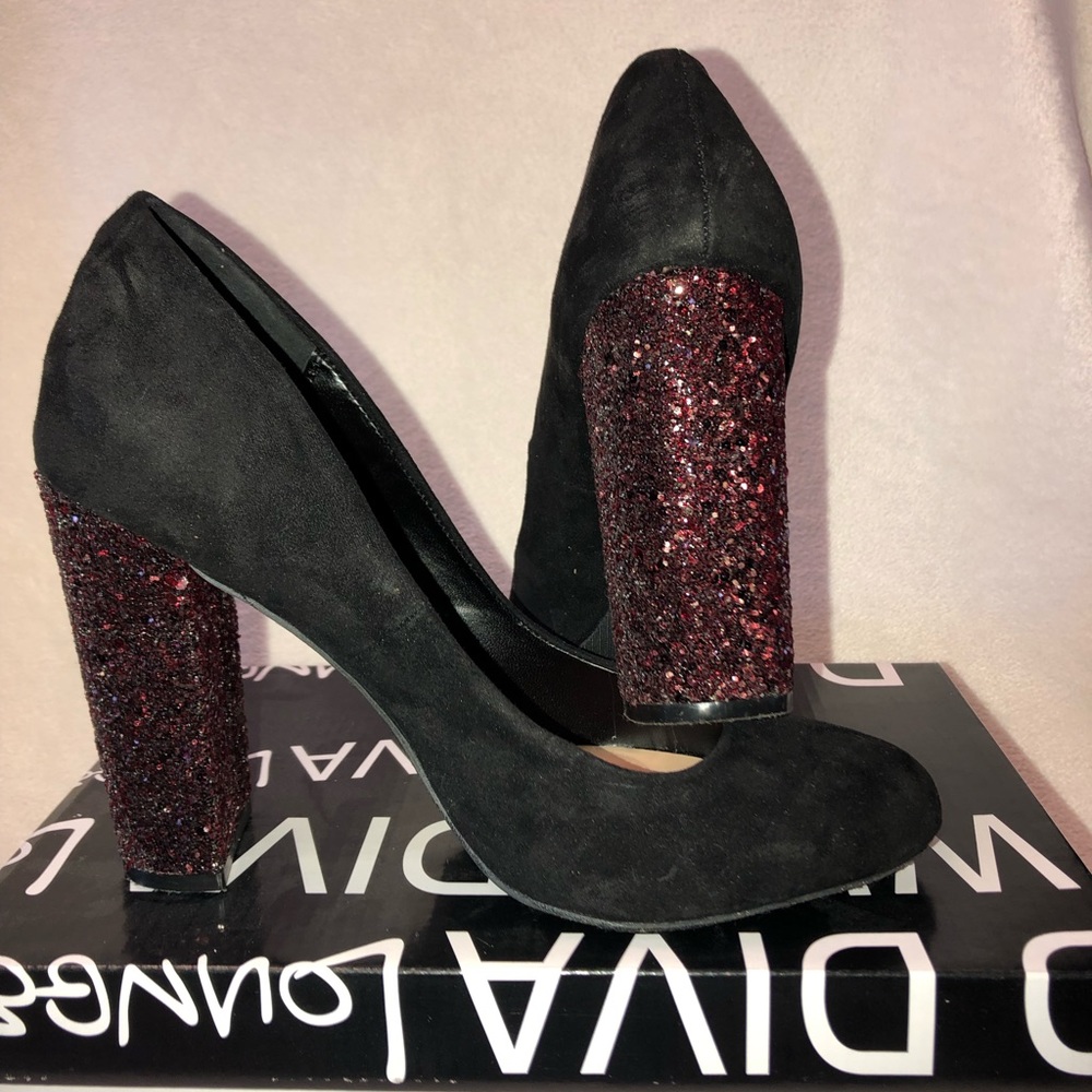 ***SOLD*** Women’s Size 7. Diva Lounge.